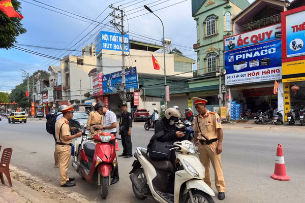 Lực lượng CSGT kiểm tra hành chính các phương tiện tham gia giao thông.