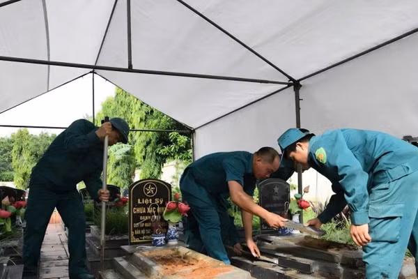 Các lực lượng chức năng khai quật các phần mộ liệt sĩ.