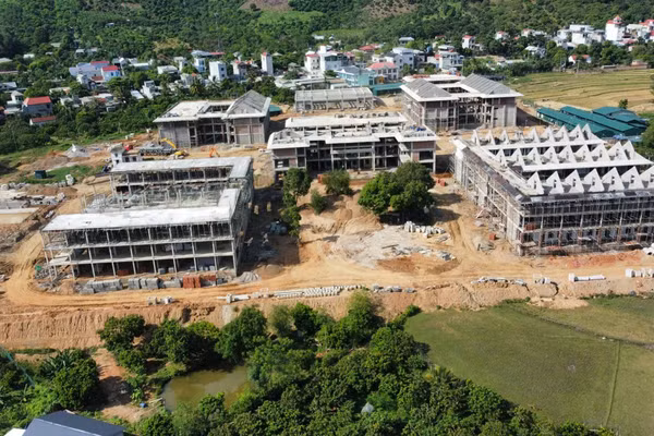 Trường học liên cấp xã Chiềng Khương đang được các nhà thầu đẩy nhanh tiến độ xây dựng.