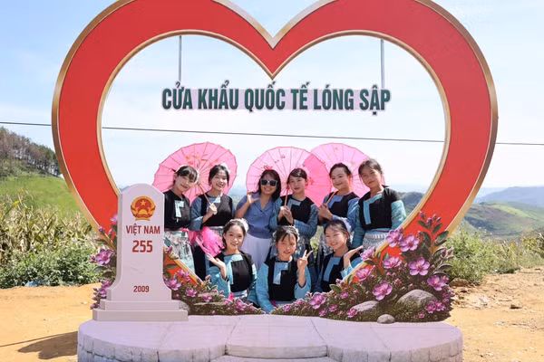 Khách du lịch chụp ảnh tại cửa khẩu quốc tế Lóng Sập.