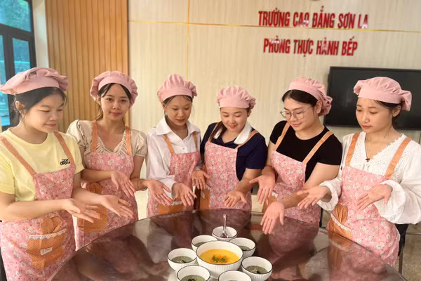 Sinh viên Trường Cao đẳng Sơn La hoàn thành các món ăn dành cho trẻ mầm non.