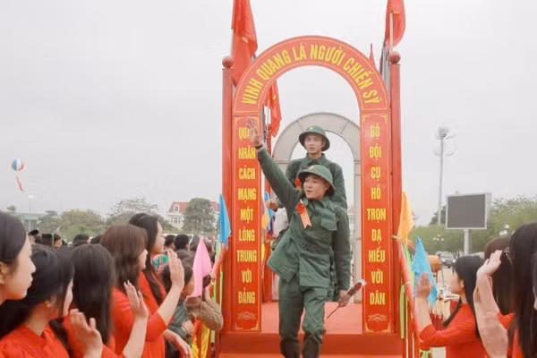Các tân binh bước qua cổng vinh quang.