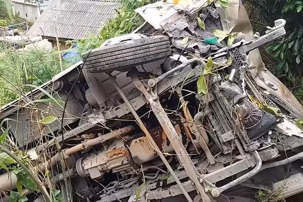 Xe khách lao xuống vực sâu bị biến dạng.