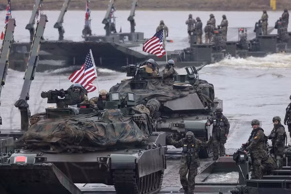 Xe tăng M1A2 Abrams của quân đội Mỹ vượt sông Vistula trong một cuộc tập trận quân sự của NATO tại Ba Lan. 