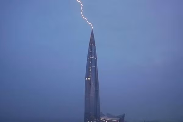 Sét đánh trúng đỉnh tòa Lakhta ở St. Petersburg, ngày 11/7/2026.