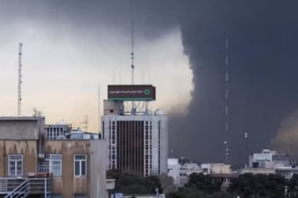 UAE tiến hành các cuộc không kích đầu tiên vào lãnh thổ Iran, ngày 8/3/2026.