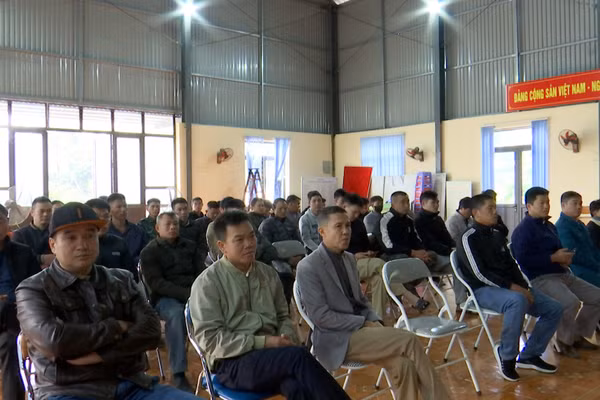 Người dân xã Bắc Yên, tỉnh Sơn La dự buổi tuyên truyền phổ biến, giáo dục pháp luật khi tham gia giao thông.