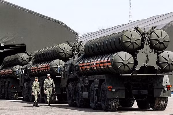 Hệ thống tên lửa đất đối không tầm xa S-400 Triumf của Nga.