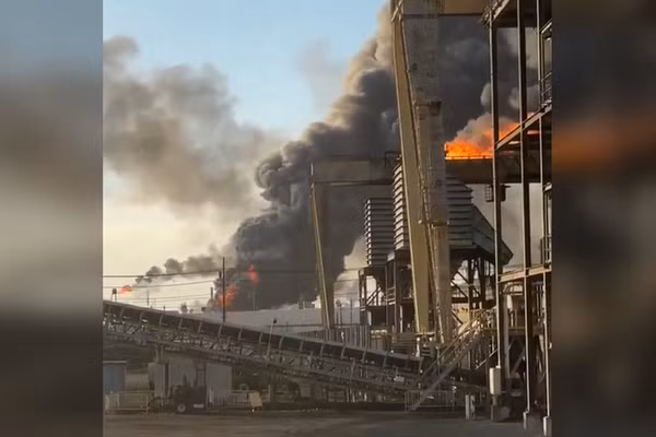 Hiện trường vụ nổ làm rung chuyển nhà máy lọc dầu Valero ở Port Arthur, Texas.