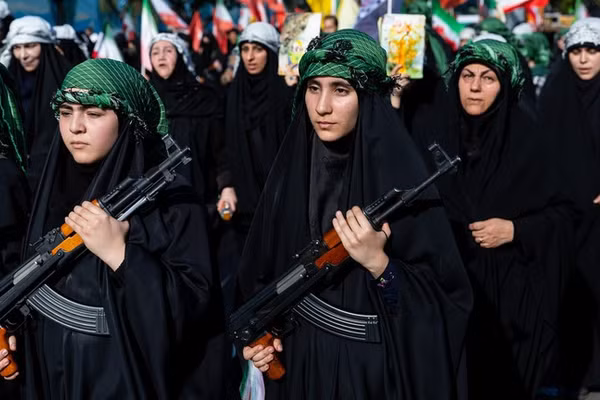 Phụ nữ Iran tình nguyện cầm súng giữa lúc đất nước đang có chiến tranh với Mỹ và Israel.