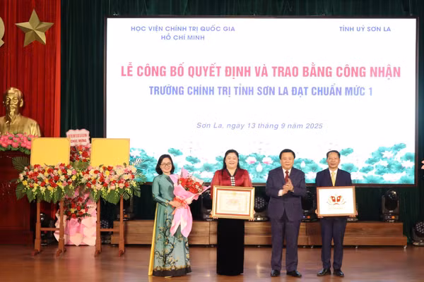 Ông Nguyễn Xuân Thắng trao Bằng công nhận cho Trường Chính trị tỉnh Sơn La.
