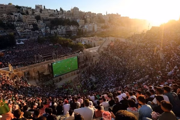 Người hâm mộ bóng đá tập trung xem trận đấu vòng bảng World Cup giữa Jordan và Algeria tại Nhà hát La Mã lịch sử, ngày 23/6/2026.
