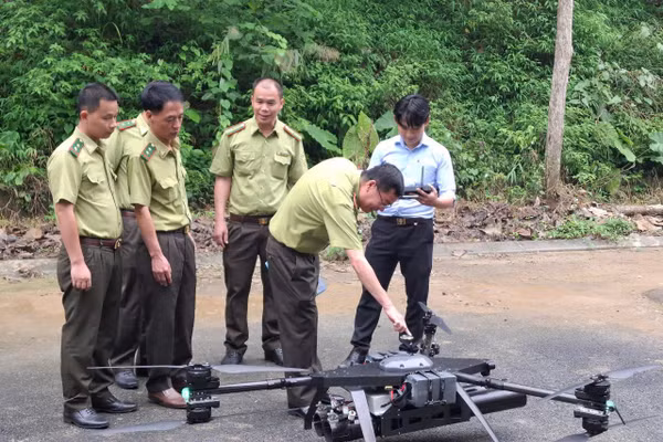 Lực lượng Kiểm lâm tỉnh Sơn La đang dùng Flycam tuần tra, giám sát rừng.