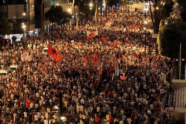 Quang cảnh cuộc biểu tình ở Tirana, Albania, ngày 27/6/2026.