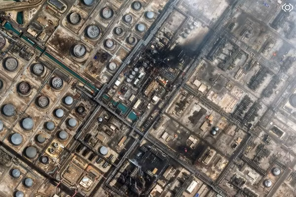 Nhà máy lọc dầu Ras Tanura ở Saudi Arabia bị hư hại nặng sau cuộc tấn công tên lửa của Iran, ngày 2/3/2026.