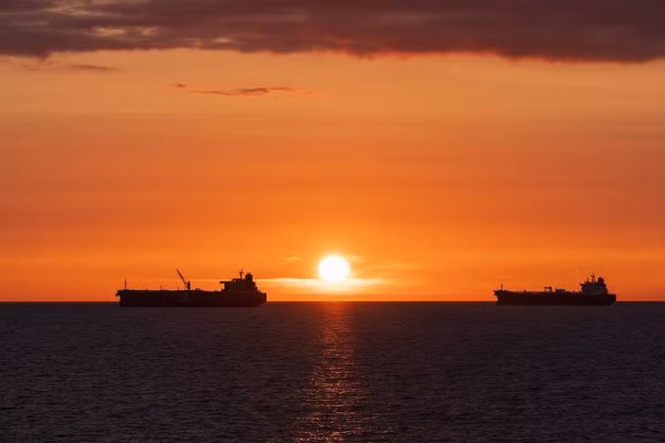 Gần 3.200 tàu đang chờ được phép đi qua eo biển Hormuz an toàn.