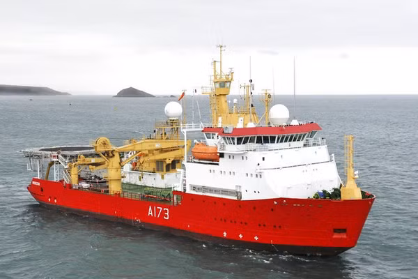 Tàu HMS Protector của Hải quân Hoàng gia Anh.