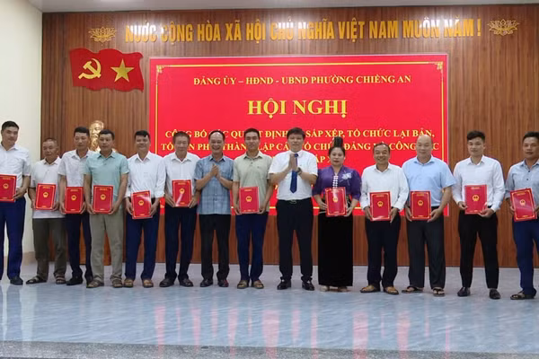 Lãnh đạo phường Chiềng An trao Quyết định cho các Bí thư Chi bộ, trưởng bản sau sắp xếp.
