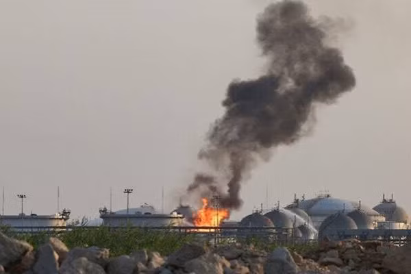 Khói đen bốc cao sau cuộc tấn công tên lửa của Houthi nhằm vào cơ sở dầu mỏ của Saudi Arabia, ngày 25/10/2026.