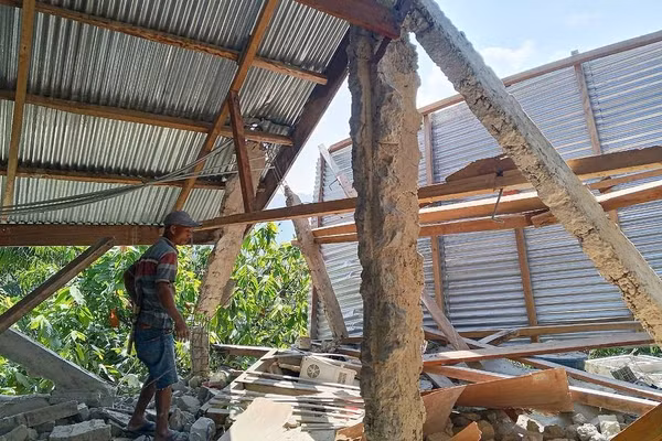 Ngôi nhà bị sập sau trận động đất mạnh 7,7 độ richter xảy ra ở Indonesia, ngày 15/8/2026.