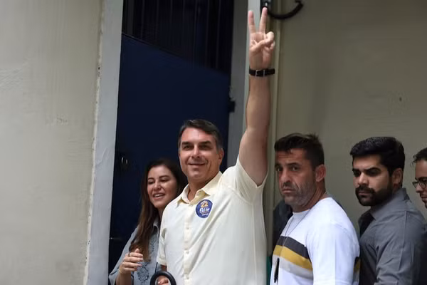 Thượng nghị sĩ Brazil Flavio Bolsonaro đến điểm bỏ phiếu trong vòng bầu cử tổng thống thứ hai ở Rio de Janeiro, ngày 25/10/2026.