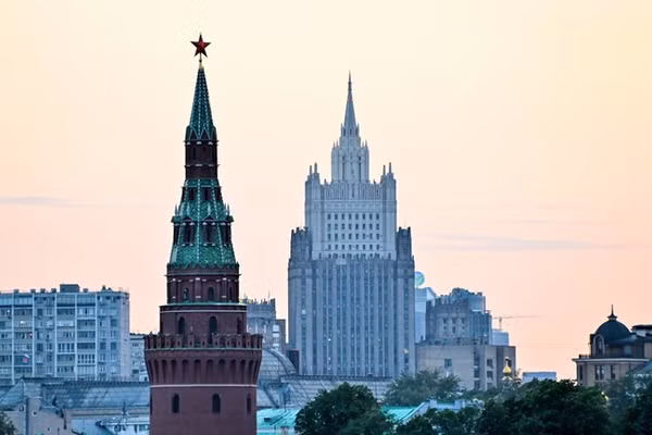 Điện Kremlin và trụ sở Bộ Ngoại giao Nga ở Moscow.