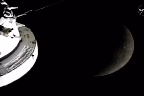 Hình ảnh từ camera cho thấy tàu vũ trụ Orion, Trái Đất và Mặt Trăng khi phi hành đoàn và tàu vũ trụ Artemis II tiến sâu hơn vào không gian hôm 6/4.