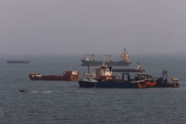Các tàu thương mại đang di chuyển ở eo biển Hormuz.