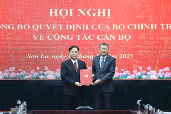 Ông Lê Minh Hưng, Trưởng Ban Tổ chức Trung ương (người bên phải), trao quyết định chỉ định ông Hoàng Văn Nghiệm giữ chức Bí thư Tỉnh ủy Sơn La.