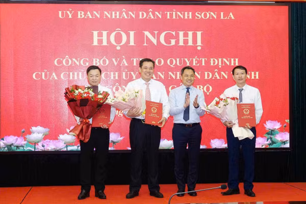 Ông Nguyễn Đình Việt, Chủ tịch UBND tỉnh Sơn La (người thứ 2 từ phải sang) trao quyết định cho các tân Giám đốc Sở.