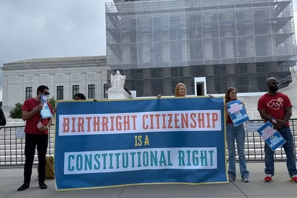 Người biểu tình tập trung trước Tòa án Tối cao tại Washington, DC, Mỹ.