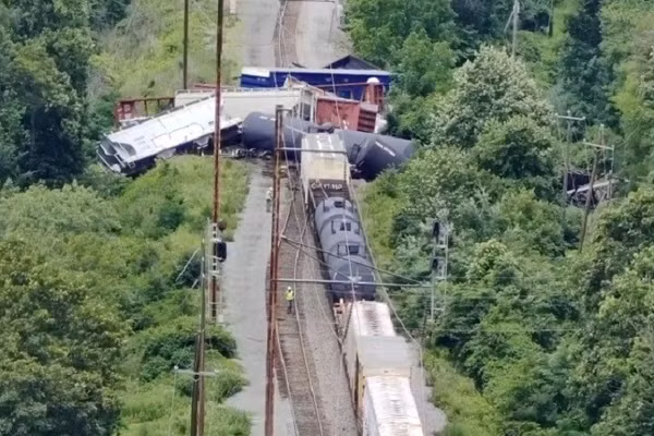 Hiện trường vụ 13 toa tàu chở hàng chứa vật liệu nguy hiểm bị trật bánh ở Pennsylvania, Mỹ, ngày 30/6/2026.