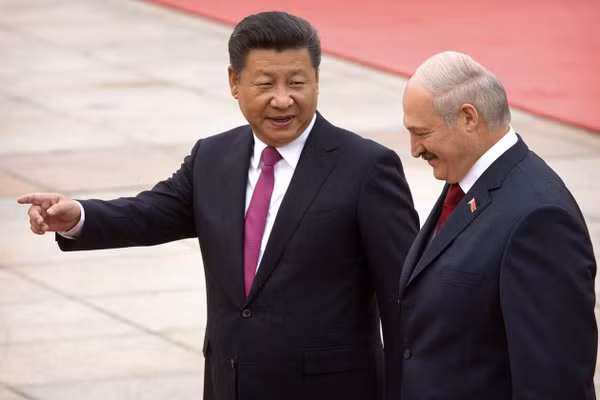 Chủ tịch Trung Quốc Tập Cận Bình (trái) và Tổng thống Belarus Alexander Lukashenko.