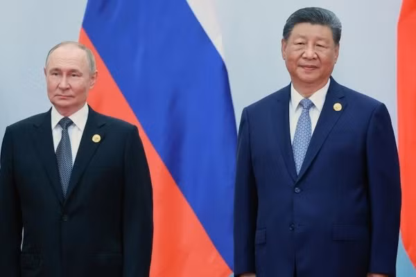 Tổng thống Nga Vladimir Putin (trái) và Chủ tịch Trung Quốc Tập Cận Bình.
