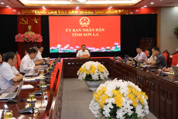 Lãnh đạo tỉnh cùng các Sở, ngành tham dự hội nghị tại Điểm cầu Sơn La.