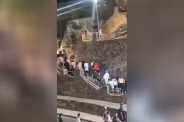 Cư dân Ceuta biểu tình, phá dỡ các trại của người di cư, ngày 27/8/2026.