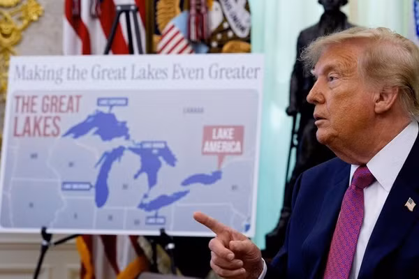 Tổng thống Mỹ Donald Trump tuyên bố đổi tên “hồ Ontario” thành "hồ America" tại Phòng Bầu dục, ngày 27/8/2026.