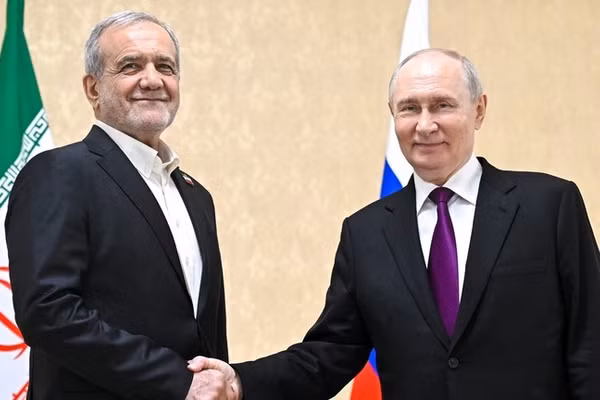Tổng thống Nga Vladimir Putin (phải) và Tổng thống Iran Masoud Pezeshkian.