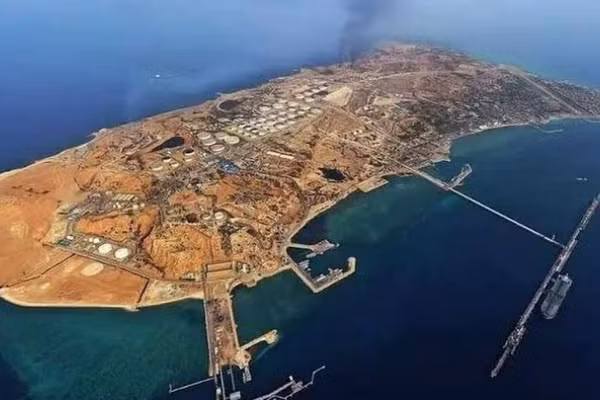 Mỹ tấn công các cơ sở chiến lược trên đảo Kharg của Iran, ngày 5/9/2026.