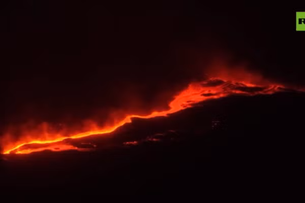 Núi lửa Etna phun trào, tạo ra những cột dung nham, dòng chảy mới và lượng tro bụi phát thải liên tục, ngày 18/8/2026.