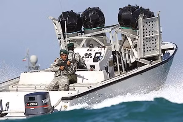 Iran bắt đầu rải thủy lôi ở eo biển Hormuz.