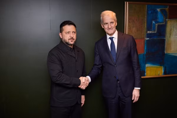Tổng thống Ukraine Vladimir Zelensky (trái) gặp Thủ tướng Na Uy Jonas Gahr Stoere, ngày 9/9/2026.