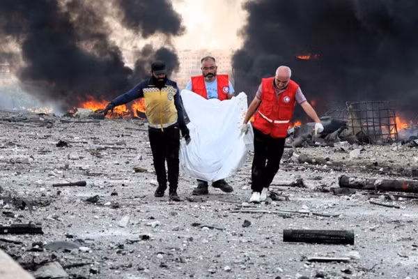 Hiện trường vụ nổ tại kho vũ khí gần thị trấn Sarmada ở Tây Bắc tỉnh Idlib, Syria, ngày 9/9/2026.