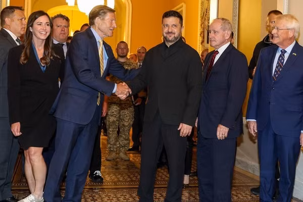 Tổng thống Ukraine Vladimir Zelensky gặp gỡ các nhà lập pháp Mỹ tại Đồi Capitol, ngày 28/7/2026.