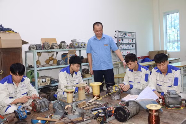 Ông Nguyễn Văn Hùng, Hiệu trưởng Trường Cao đẳng Kỹ thuật Công nghệ Sơn La kiểm tra việc thực hành của sinh viên tại xưởng.