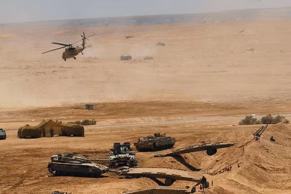 Quân đội Israel tiến hành một cuộc tập trận quân sự tại sa mạc Negev.