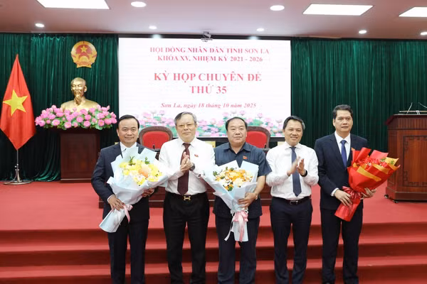Ông Hà Trung Chiến (người đầu tiên bên trái), Bí thư Đảng uỷ, phường Tô Hiệu được bầu giữ chức vụ Phó Chủ tịch UBND tỉnh Sơn La.