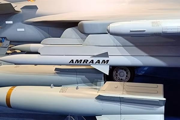 Tên lửa không đối không tầm trung AIM-120C-8 AMRAAM của Mỹ.