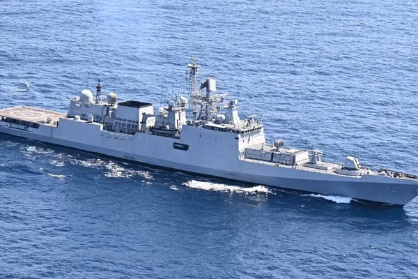 Tàu khu trục INS Trishul (F43), trang bị hệ thống tên lửa phòng không Shtil-1.