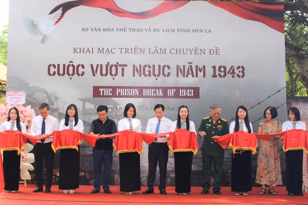 Các đại biểu cắt băng khai mạc triển lãm tại Nhà tù Sơn La.